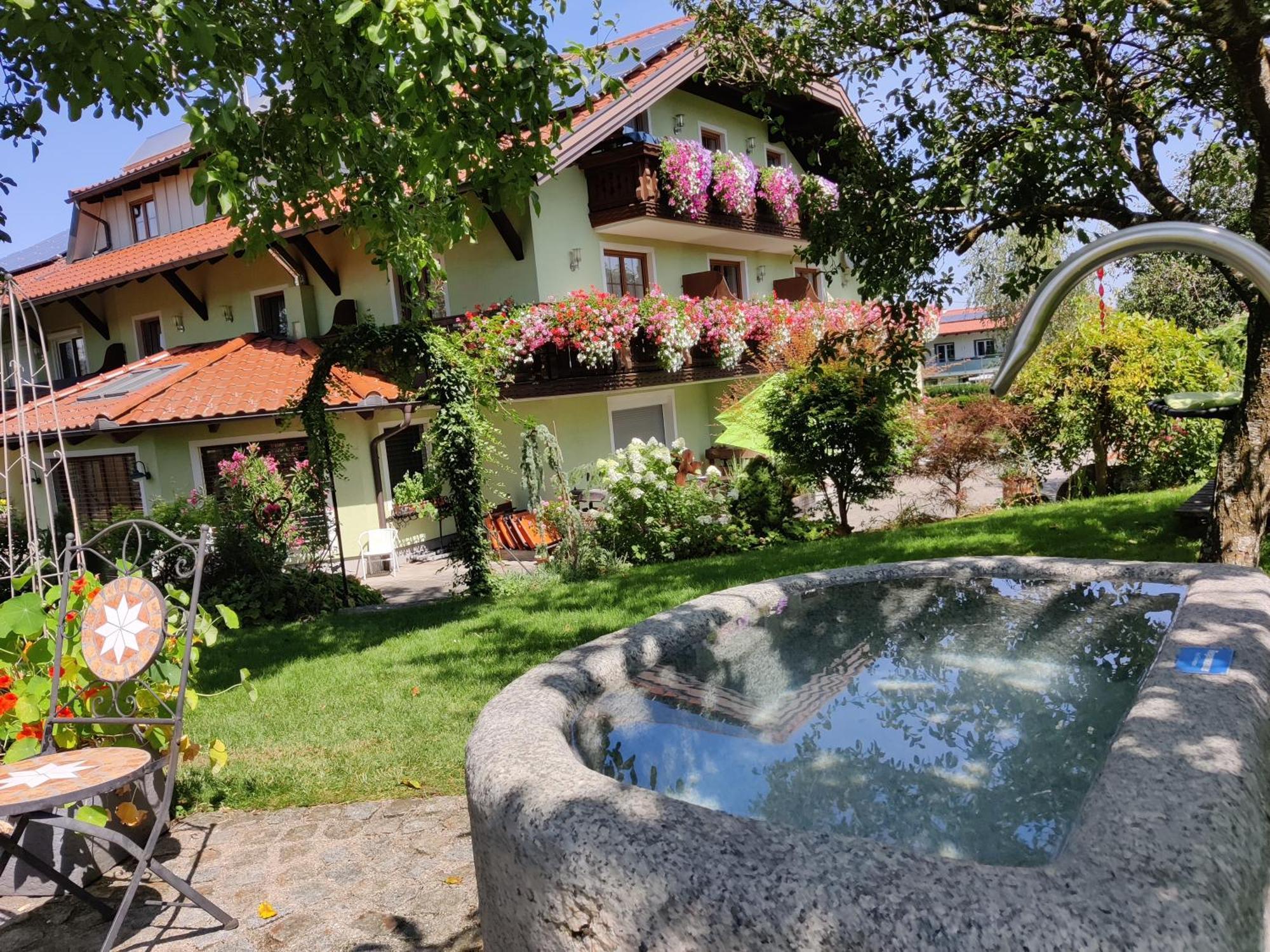Pension Holzapfel Sankt Georgen im Attergau Extérieur photo
